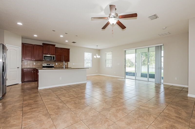2,120/Mo, 402 Blakely Ct Ruskin, FL 33570 Living Room View 2