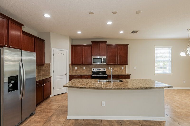 2,120/Mo, 402 Blakely Ct Ruskin, FL 33570 Kitchen View