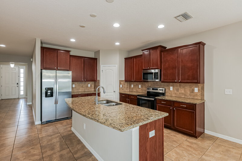 2,120/Mo, 402 Blakely Ct Ruskin, FL 33570 Kitchen View 2