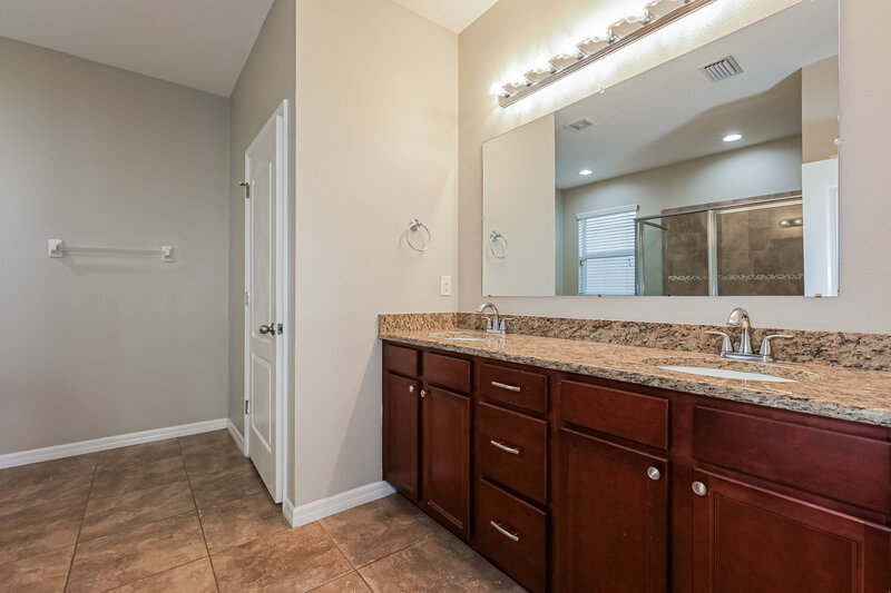 2,120/Mo, 402 Blakely Ct Ruskin, FL 33570 Main Bathroom View