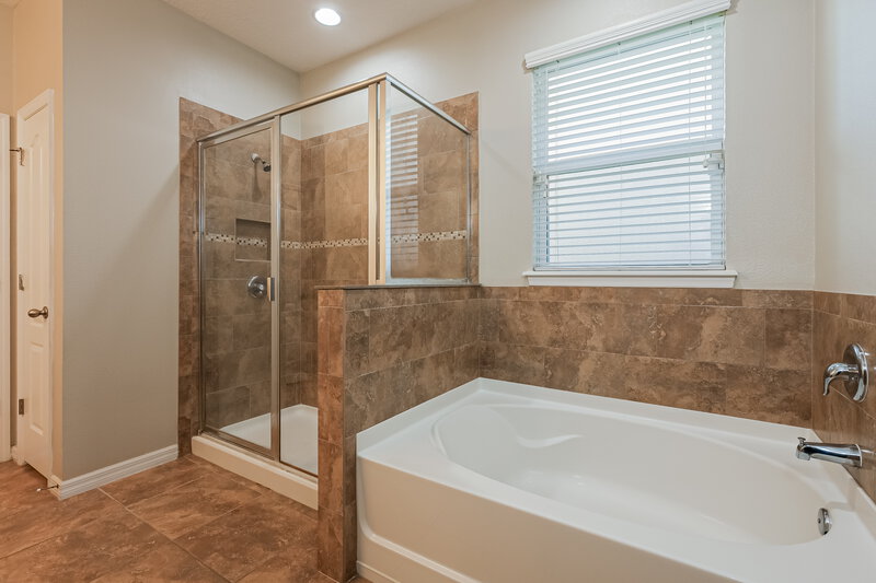 2,120/Mo, 402 Blakely Ct Ruskin, FL 33570 Main Bathroom View 2