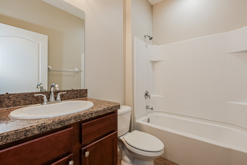 2,120/Mo, 402 Blakely Ct Ruskin, FL 33570 Bathroom View