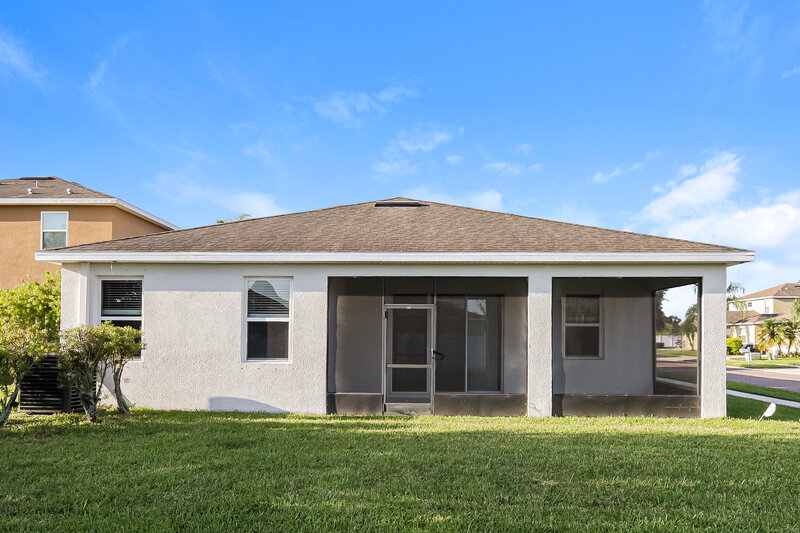 2,120/Mo, 402 Blakely Ct Ruskin, FL 33570 Rear View