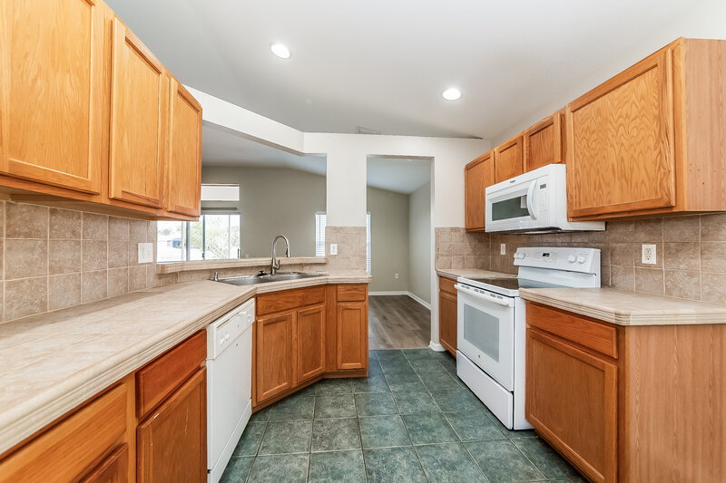 2,075/Mo, 926 Summer Breeze Dr Brandon, FL 33511 Kitchen View