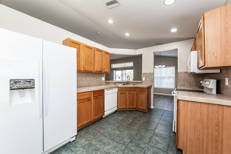 2,075/Mo, 926 Summer Breeze Dr Brandon, FL 33511 Kitchen View 2
