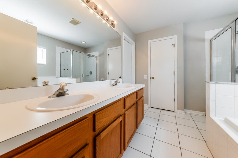 2,075/Mo, 926 Summer Breeze Dr Brandon, FL 33511 Main Bathroom View