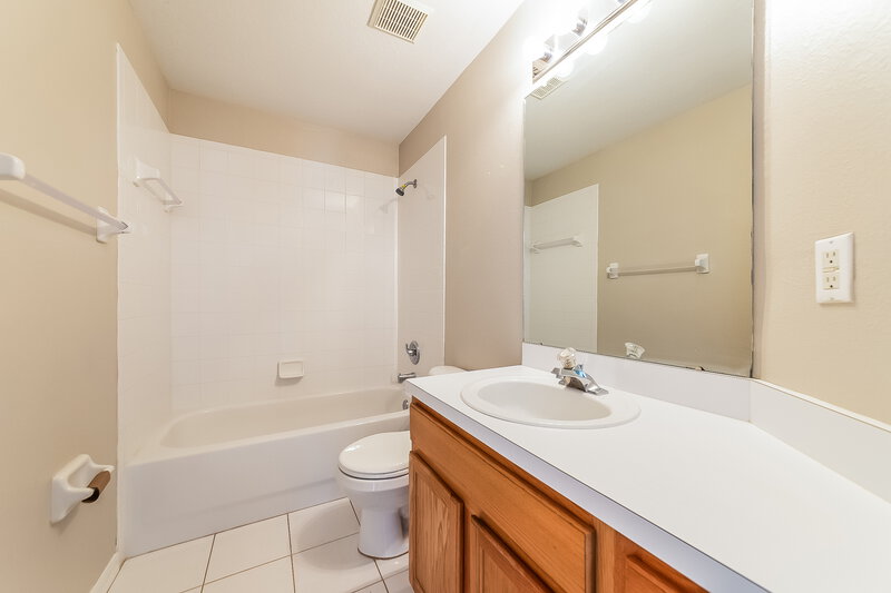 2,075/Mo, 926 Summer Breeze Dr Brandon, FL 33511 Bathroom View
