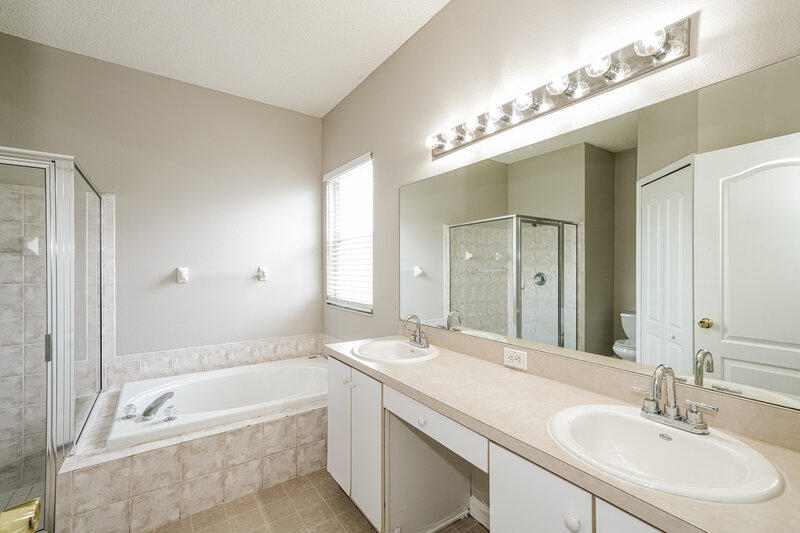 2,375/Mo, 18233 Brookpark Dr Tampa, FL 33647 Main Bathroom View