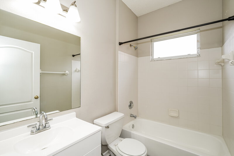 2,375/Mo, 18233 Brookpark Dr Tampa, FL 33647 Bathroom View