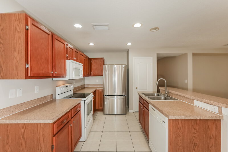 1,780/Mo, 407 Vine Cliff St Ruskin, FL 33570 Kitchen View