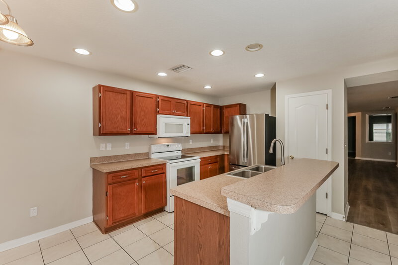 1,780/Mo, 407 Vine Cliff St Ruskin, FL 33570 Kitchen View 2