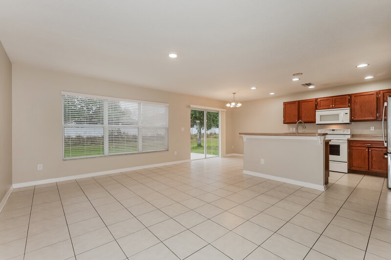1,780/Mo, 407 Vine Cliff St Ruskin, FL 33570 Family Room View 2