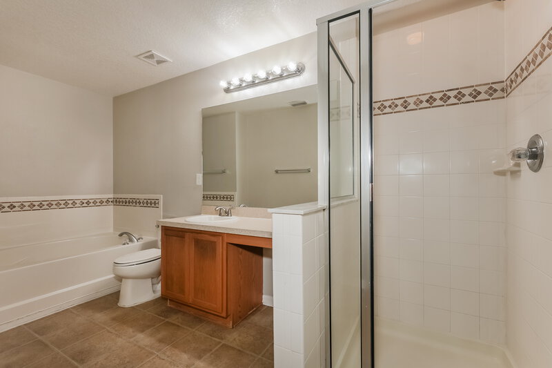1,780/Mo, 407 Vine Cliff St Ruskin, FL 33570 Main Bathroom View
