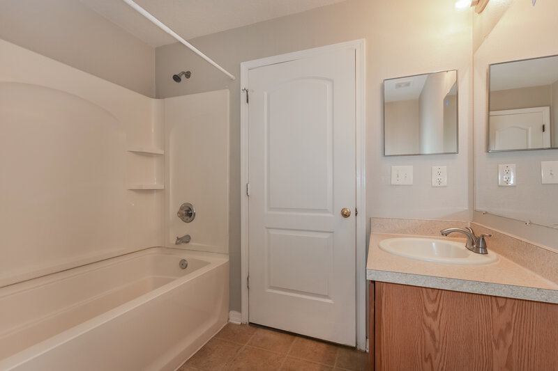 1,780/Mo, 407 Vine Cliff St Ruskin, FL 33570 Bathroom View