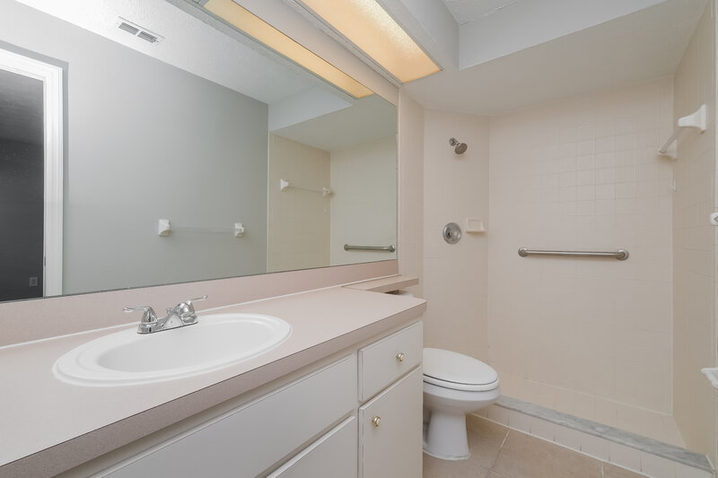 1,880/Mo, 7922 Barclay Rd New Port Richey, FL 34654 Main Bathroom View