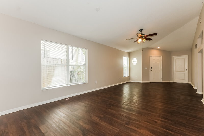 2,025/Mo, 1120 Lake Shore Ranch Dr Seffner, FL 33584 Living Room View