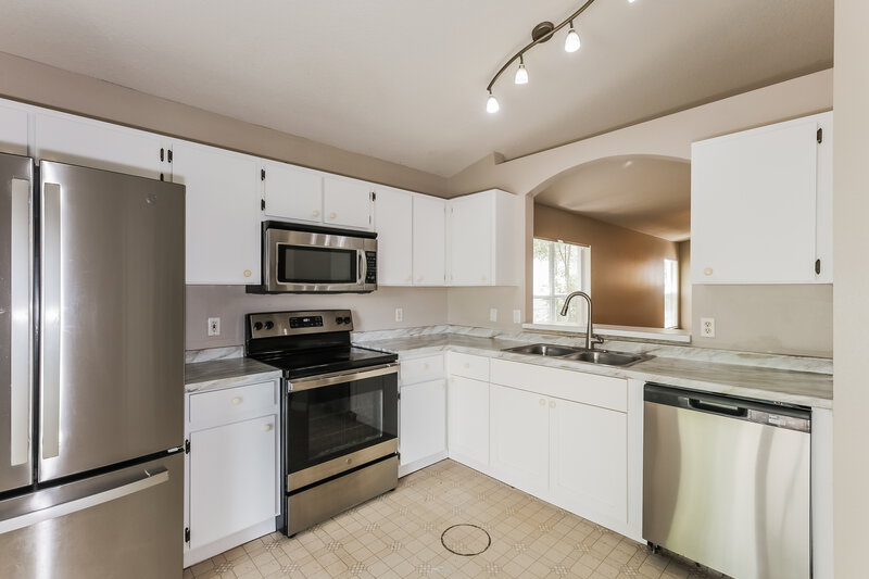 2,025/Mo, 1120 Lake Shore Ranch Dr Seffner, FL 33584 Kitchen View