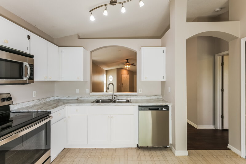 2,025/Mo, 1120 Lake Shore Ranch Dr Seffner, FL 33584 Kitchen View 2