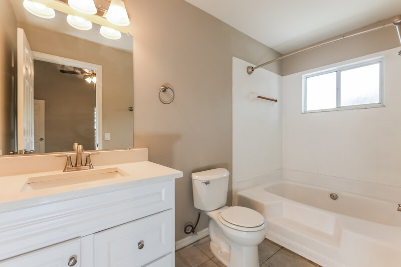 2,025/Mo, 1120 Lake Shore Ranch Dr Seffner, FL 33584 Main Bathroom View