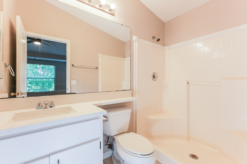 2,025/Mo, 1120 Lake Shore Ranch Dr Seffner, FL 33584 Main Bathroom View 2