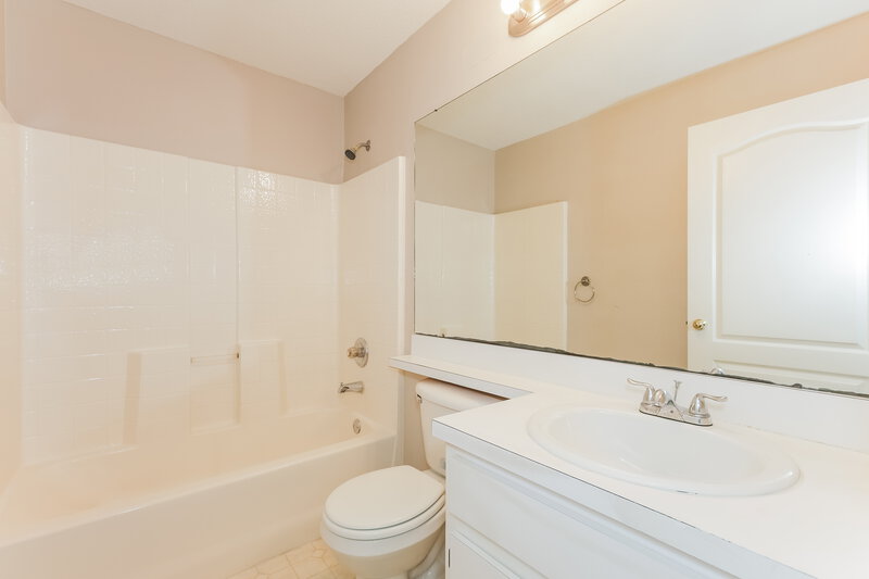 2,025/Mo, 1120 Lake Shore Ranch Dr Seffner, FL 33584 Bathroom View