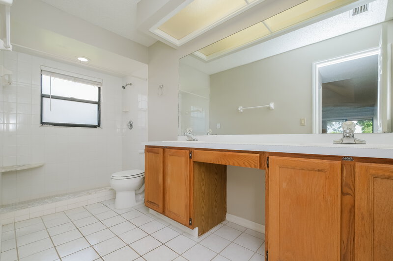 2,470/Mo, 5713 Erhardt Dr Riverview, FL 33578 Main Bathroom View