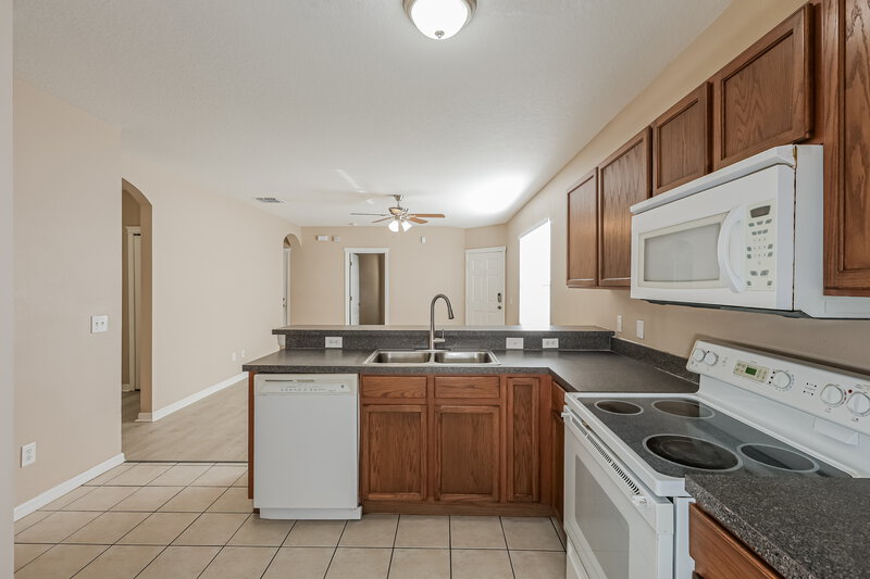 1,795/Mo, 7455 Oxford Garden Cir Apollo Beach, FL 33572 Kitchen View 3
