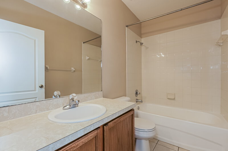 1,795/Mo, 7455 Oxford Garden Cir Apollo Beach, FL 33572 Bathroom View
