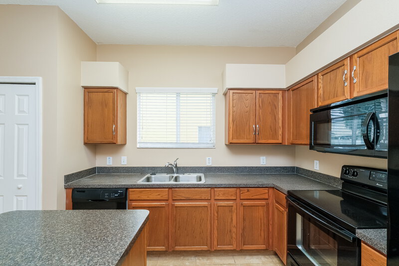 2,155/Mo, 12822 Longcrest Dr Riverview, FL 33579 Kitchen View 2