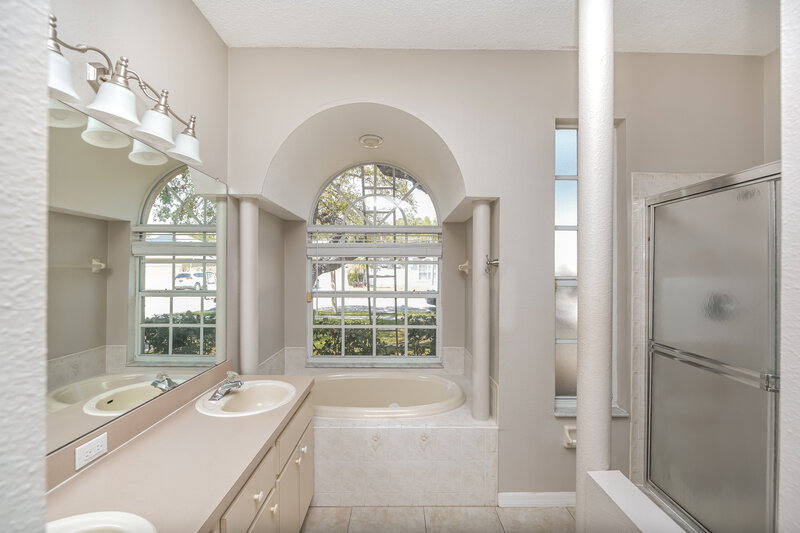 2,380/Mo, 7148 Captiva Cir New Port Richey, FL 34655 Main Bathroom View