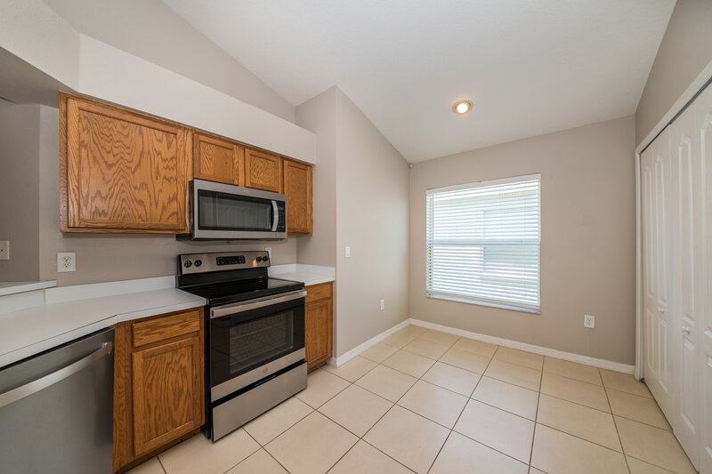 2,260/Mo, 1609 Carson White Ln Ruskin, FL 33570 Kitchen View