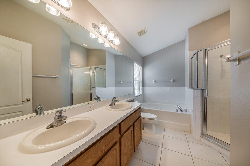 2,260/Mo, 1609 Carson White Ln Ruskin, FL 33570 Main Bathroom View