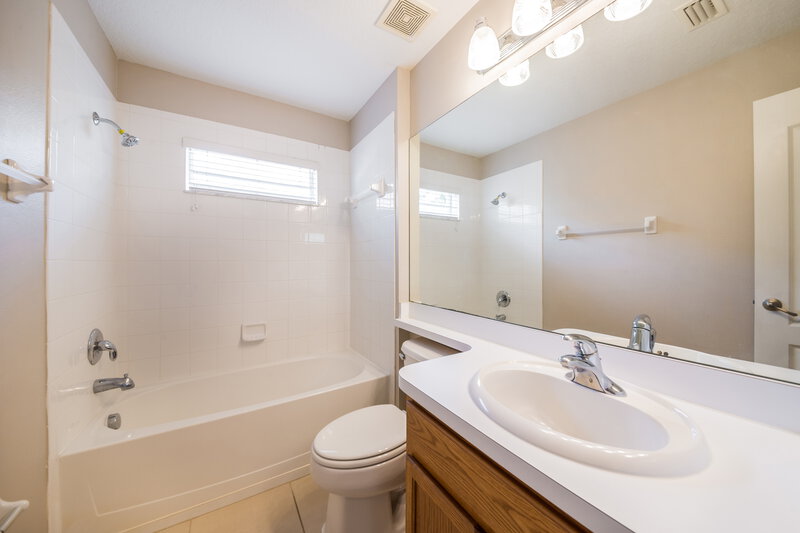 2,260/Mo, 1609 Carson White Ln Ruskin, FL 33570 Bathroom View
