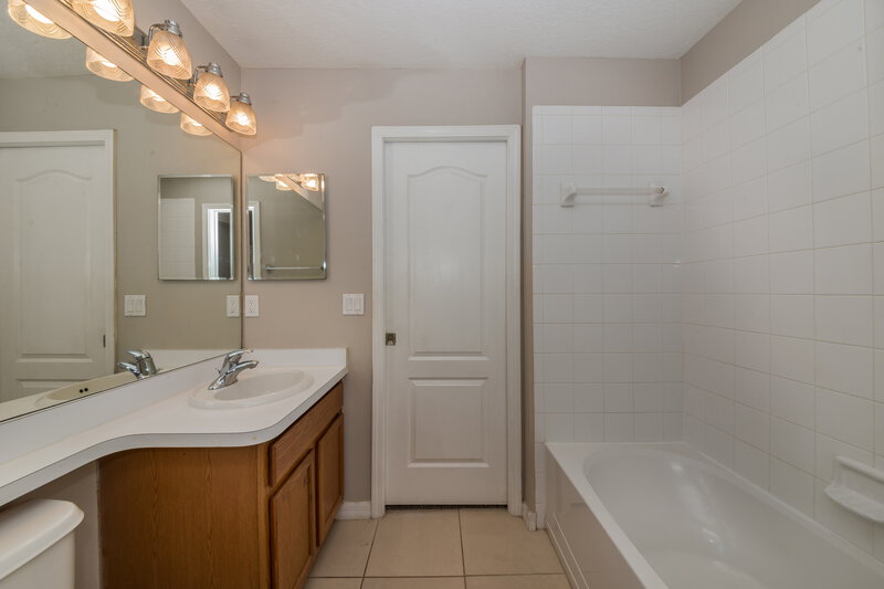 2,260/Mo, 1609 Carson White Ln Ruskin, FL 33570 Bathroom View 2