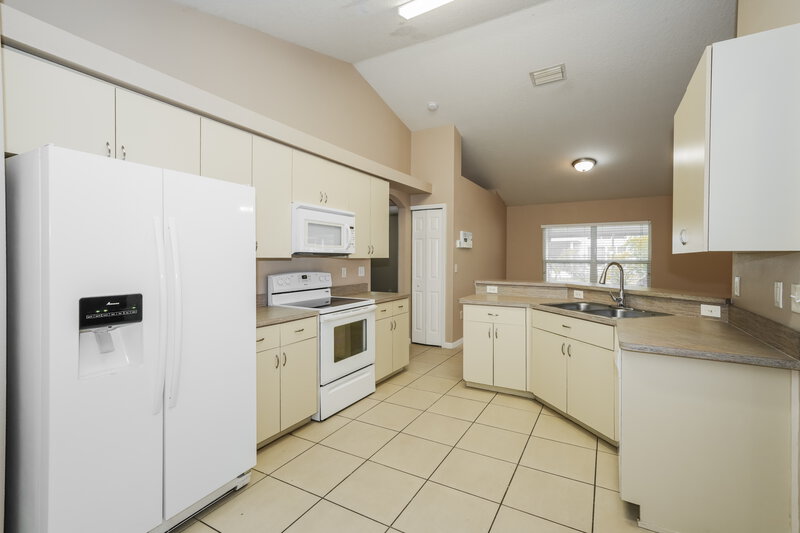 1,920/Mo, 34621 Smart Dr Zephyrhills, FL 33541 Kitchen View
