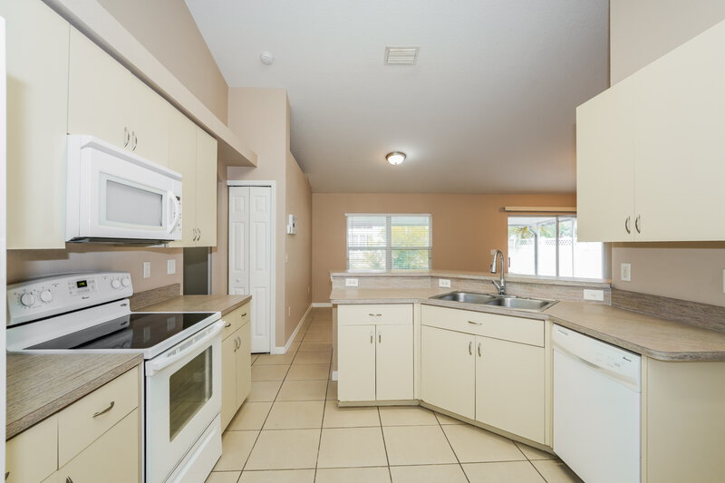 1,920/Mo, 34621 Smart Dr Zephyrhills, FL 33541 Kitchen View 2