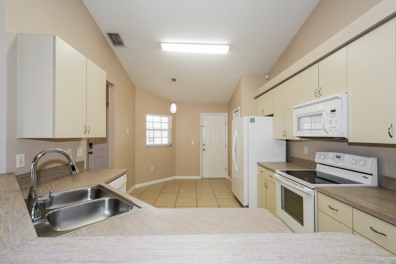 1,920/Mo, 34621 Smart Dr Zephyrhills, FL 33541 Kitchen View 3