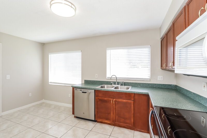 2,245/Mo, 1305 Cedar Rock Pl Brandon, FL 33511 Kitchen View