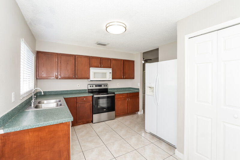 2,245/Mo, 1305 Cedar Rock Pl Brandon, FL 33511 Kitchen View 2