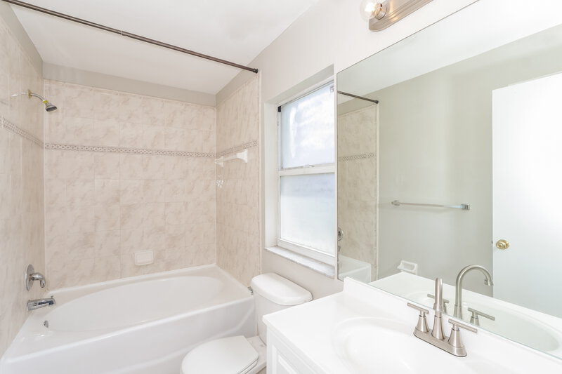 2,245/Mo, 1305 Cedar Rock Pl Brandon, FL 33511 Main Bathroom View