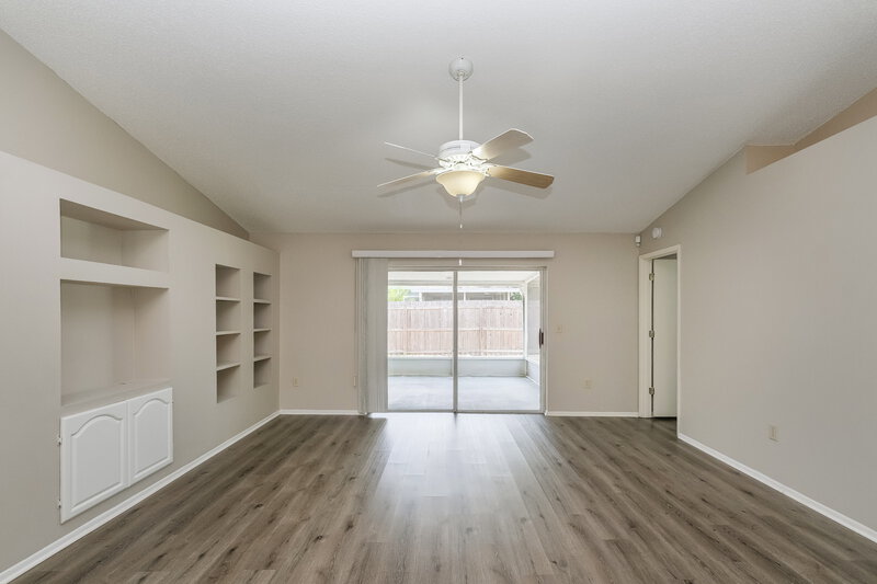 2,005/Mo, 13203 Pine Creek Cir Riverview, FL 33579 Living Room View 2