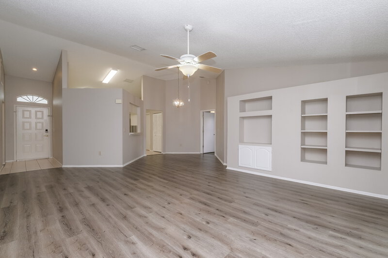 2,005/Mo, 13203 Pine Creek Cir Riverview, FL 33579 Living Room View 3