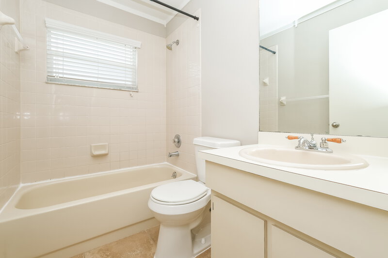 2,005/Mo, 13203 Pine Creek Cir Riverview, FL 33579 Main Bathroom View