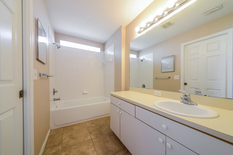 1,925/Mo, 10411 Lakeside Vista Dr Riverview, FL 33569 Main Bathroom View