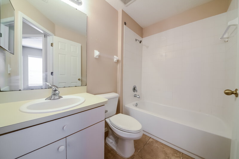 1,925/Mo, 10411 Lakeside Vista Dr Riverview, FL 33569 Bathroom View