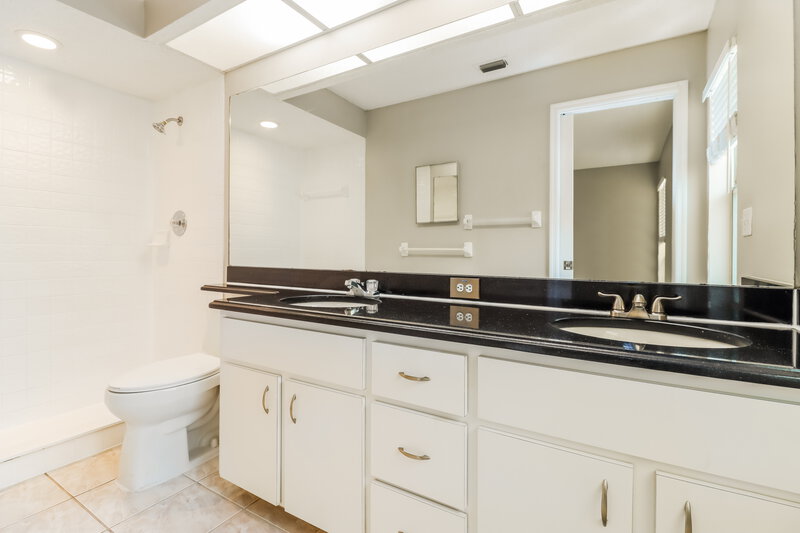 1,965/Mo, 7921 Hathaway Dr New Port Richey, FL 34654 Main Bathroom View