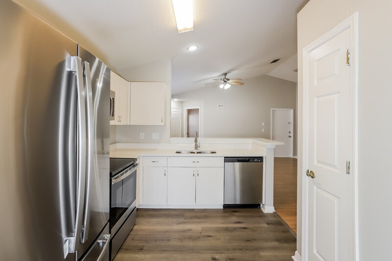 3,740/Mo, 2619 Golden Antler Ln Lutz, FL 33559 Kitchen View