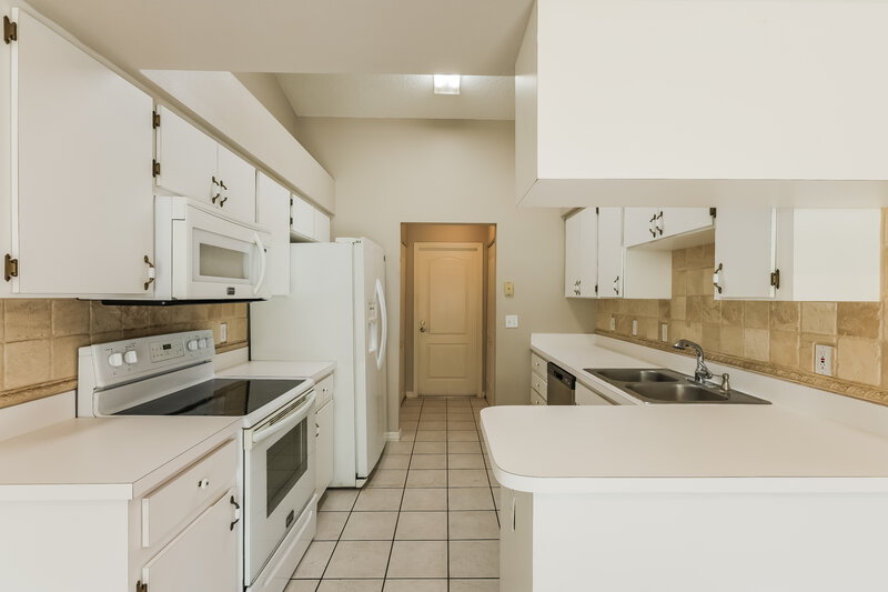 2,080/Mo, 656 Lakemont Dr Brandon, FL 33510 Kitchen View