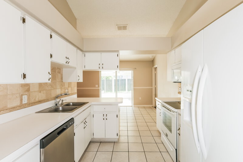 2,080/Mo, 656 Lakemont Dr Brandon, FL 33510 Kitchen View 2