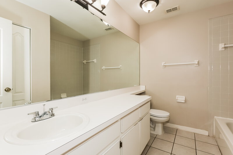 2,080/Mo, 656 Lakemont Dr Brandon, FL 33510 Main Bathroom View
